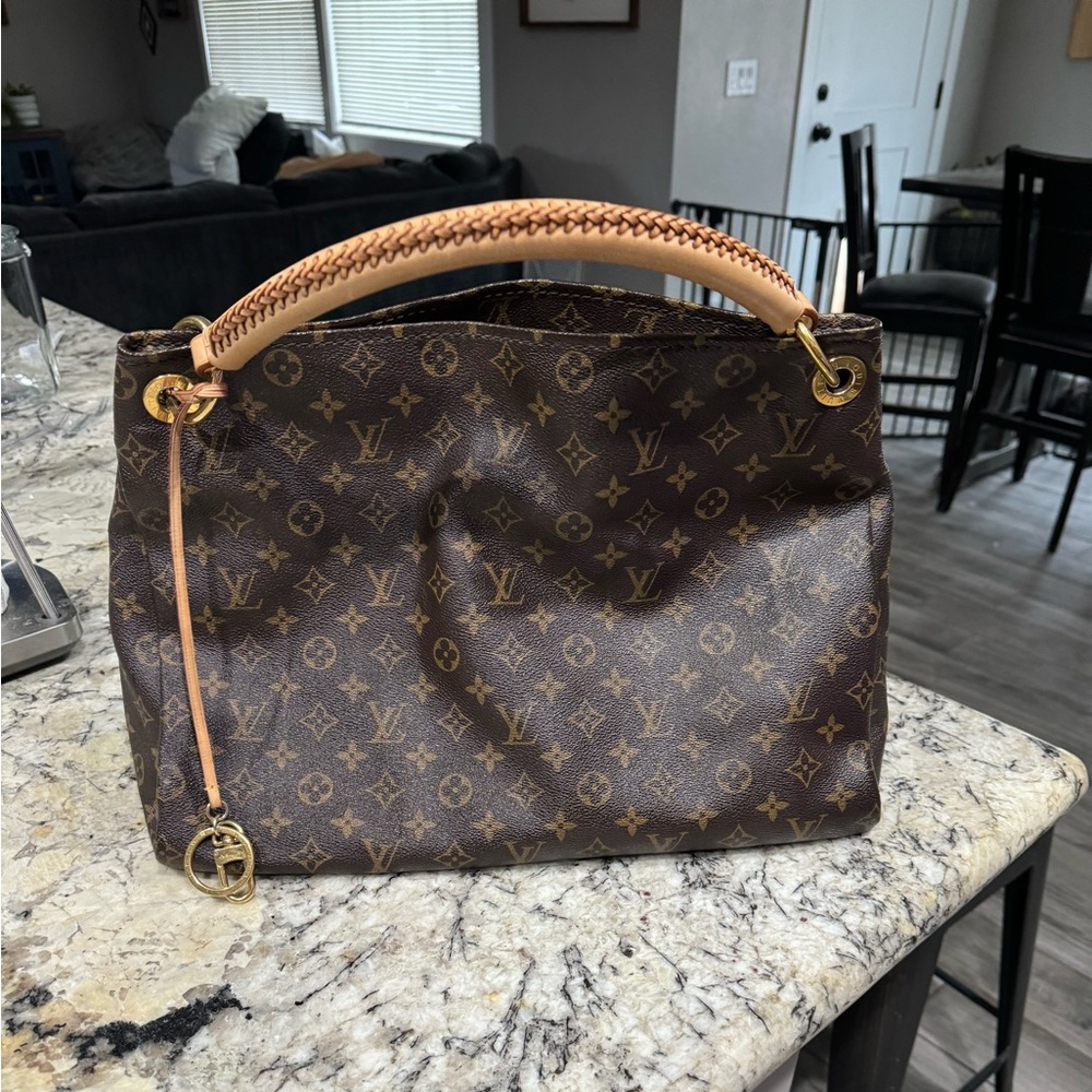 Authentic Louis Vuitton canvas Mm artsy tote